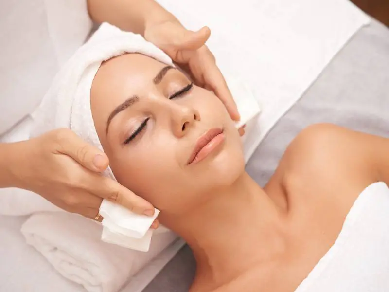 What Should I Expect From a Facial Spa?
